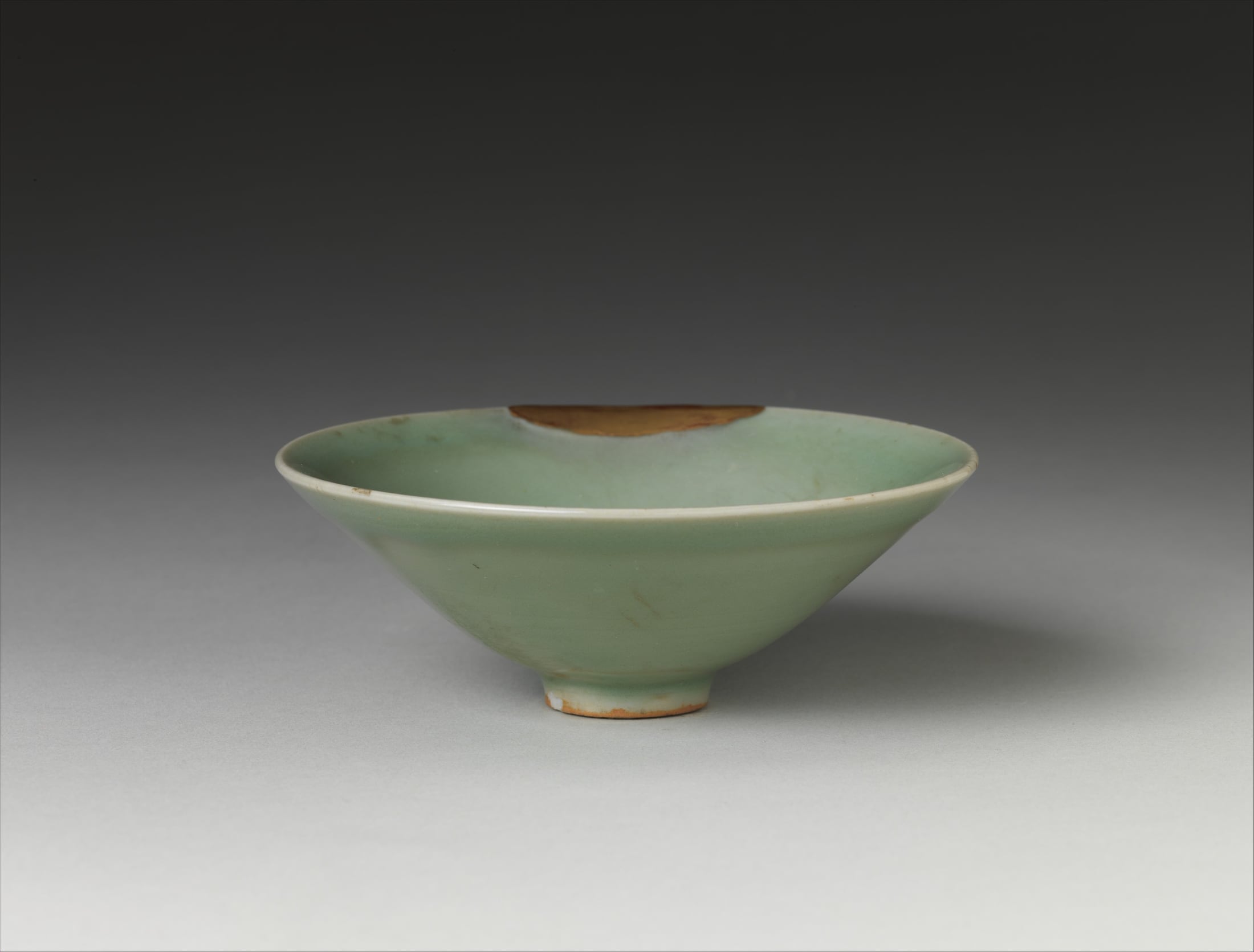Tea bowl, Longquan celadon ware with Japanese repairs / 南宋龙泉青瓷茶碗(日本金缮)